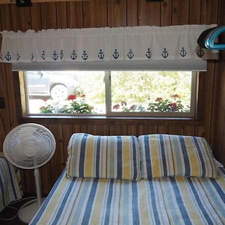 Sleeping Bear Riverside Cabins - Cabin #1 Honor Екстер'єр фото