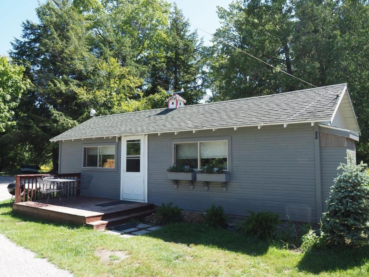 Sleeping Bear Riverside Cabins - Cabin #1 Honor Екстер'єр фото