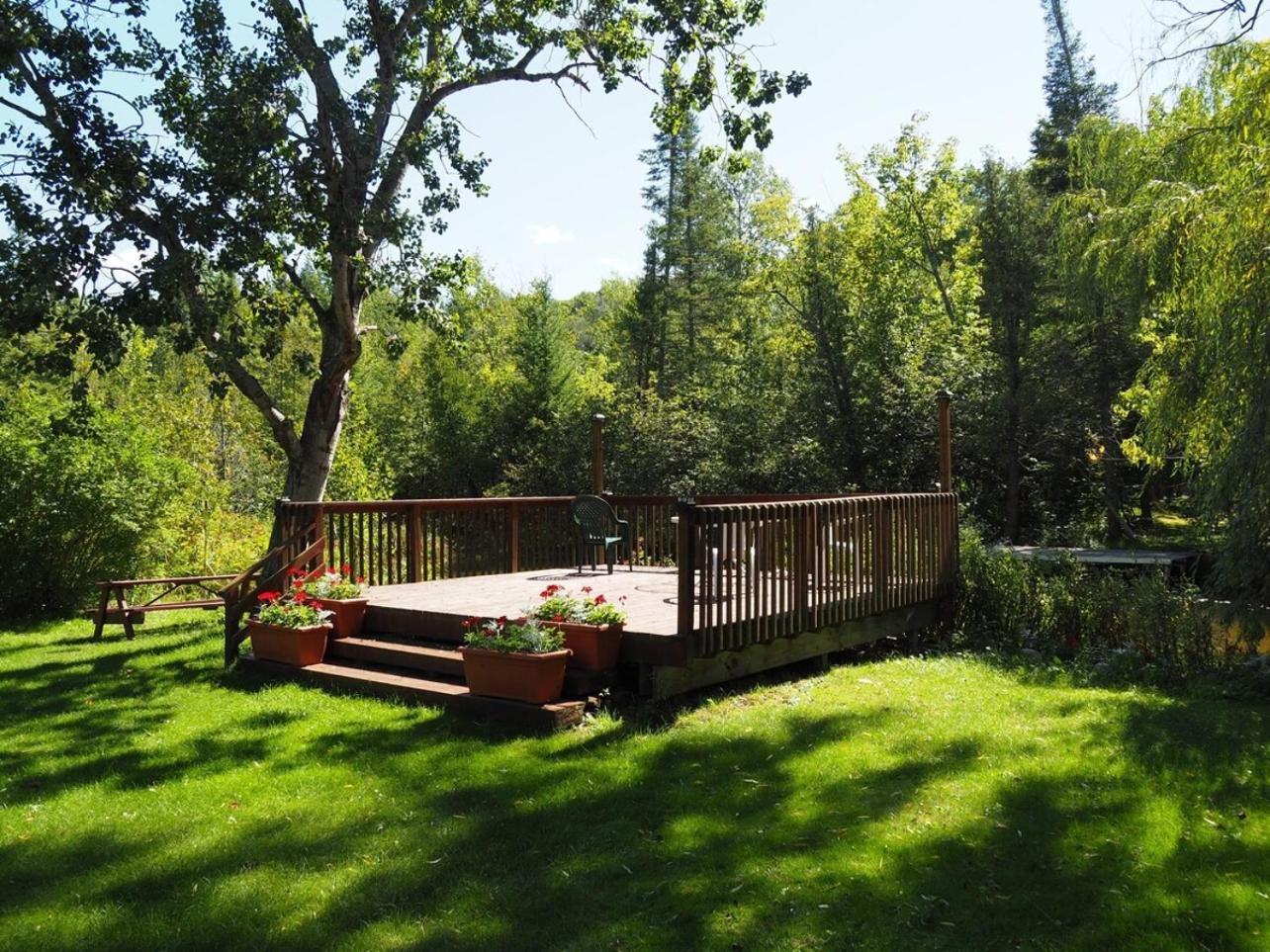 Sleeping Bear Riverside Cabins - Cabin #1 Honor Екстер'єр фото