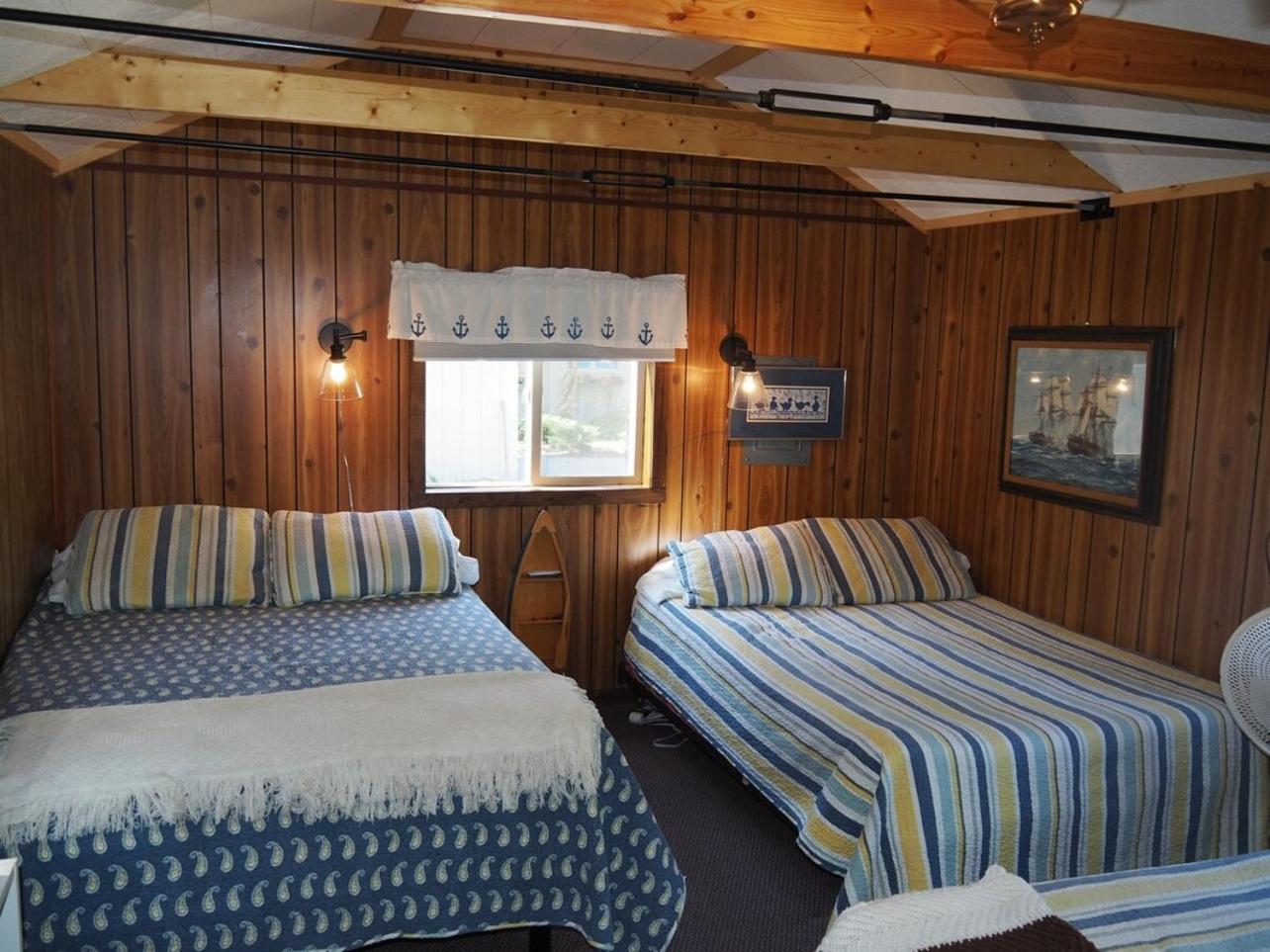 Sleeping Bear Riverside Cabins - Cabin #1 Honor Екстер'єр фото